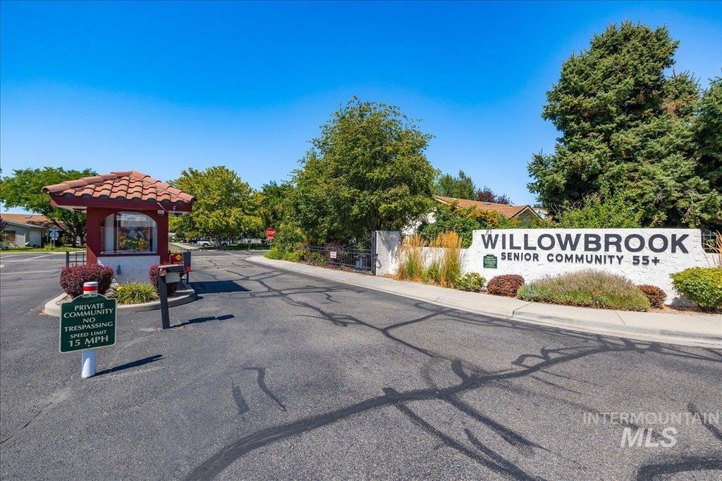 8565 N Willowdale Dr, Garden City, ID 83714 photo 3