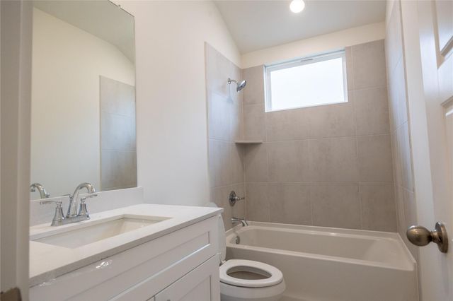 8319 Amber Summit Lane, Angleton, TX 77515