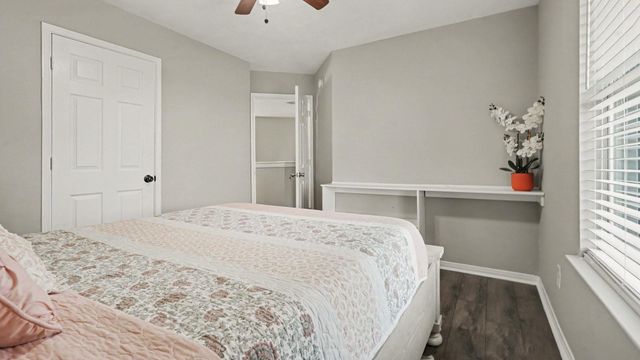 1927 Pinewood Court, Baytown, TX 77521