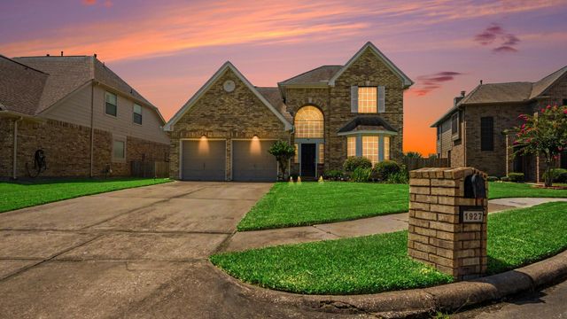 1927 Pinewood Court, Baytown, TX 77521