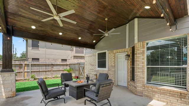 1927 Pinewood Court, Baytown, TX 77521