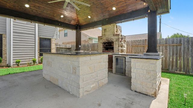 1927 Pinewood Court, Baytown, TX 77521