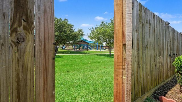 1927 Pinewood Court, Baytown, TX 77521