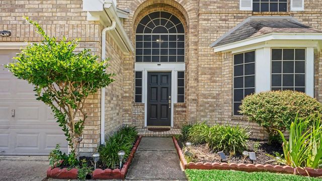 1927 Pinewood Court, Baytown, TX 77521