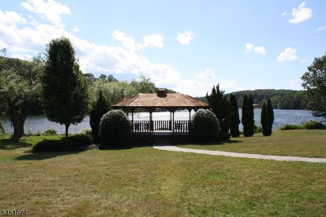 32 Mountain Ave, Rockaway Twp., NJ 07866