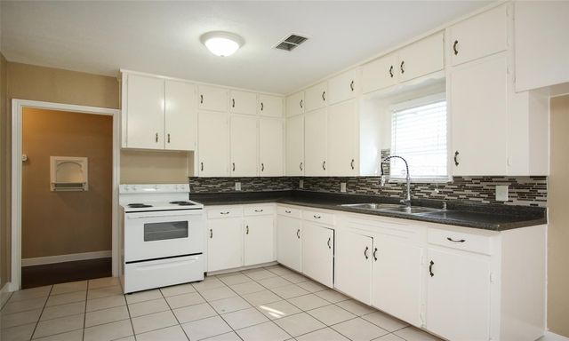 811 10th Avenue N, Texas City, TX 77590