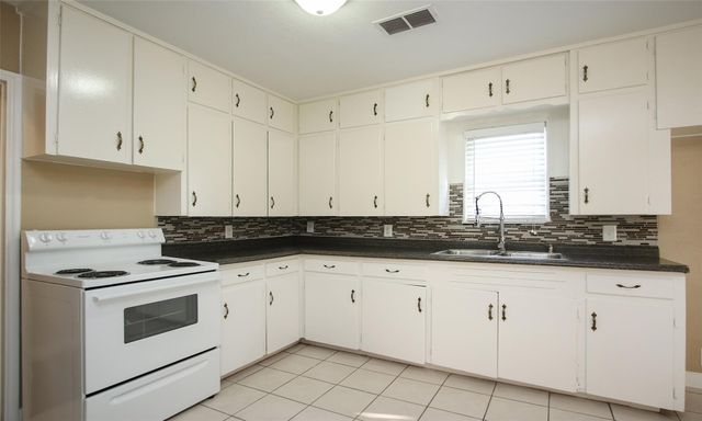 811 10th Avenue N, Texas City, TX 77590