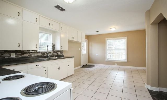 811 10th Avenue N, Texas City, TX 77590