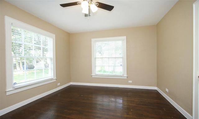 811 10th Avenue N, Texas City, TX 77590