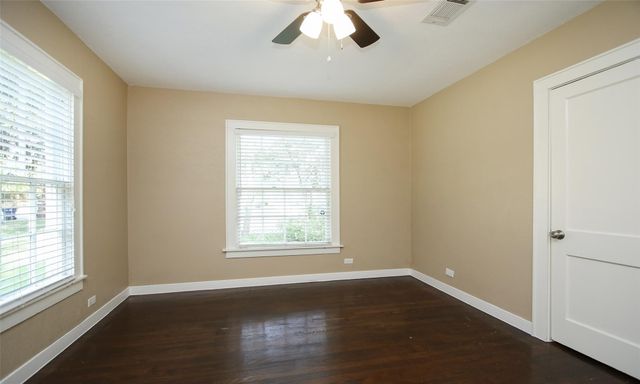 811 10th Avenue N, Texas City, TX 77590