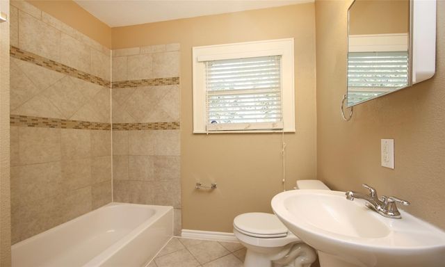 811 10th Avenue N, Texas City, TX 77590