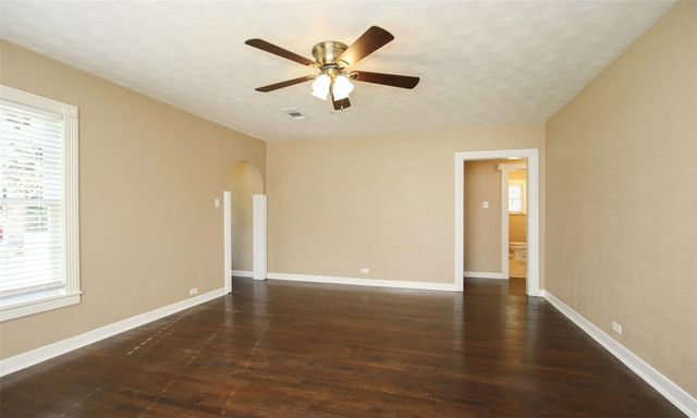 811 10th Avenue N, Texas City, TX 77590