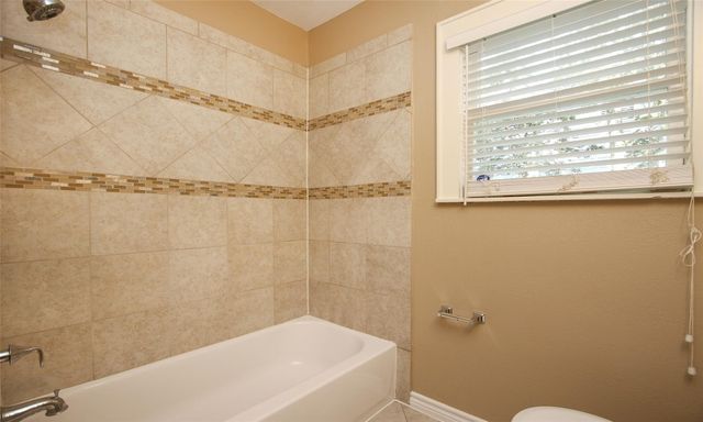 811 10th Avenue N, Texas City, TX 77590