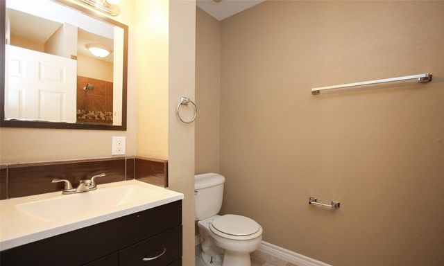 811 10th Avenue N, Texas City, TX 77590