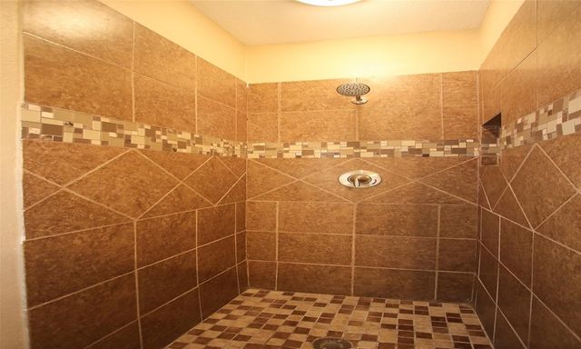 811 10th Avenue N, Texas City, TX 77590