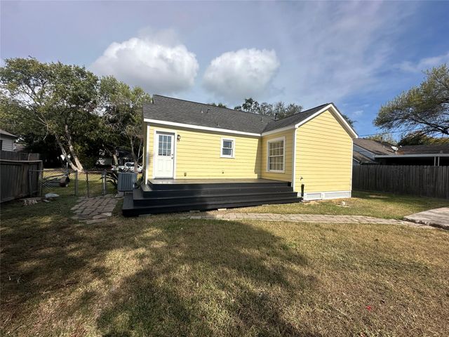 811 10th Avenue N, Texas City, TX 77590