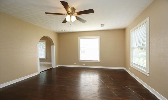 811 10th Avenue N, Texas City, TX 77590