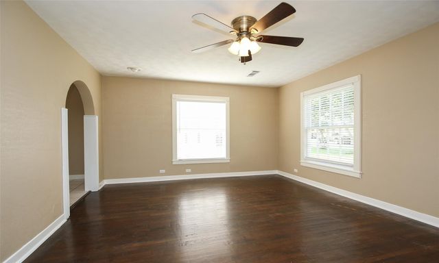 811 10th Avenue N, Texas City, TX 77590