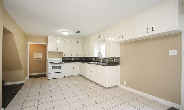 811 10th Avenue N, Texas City, TX 77590