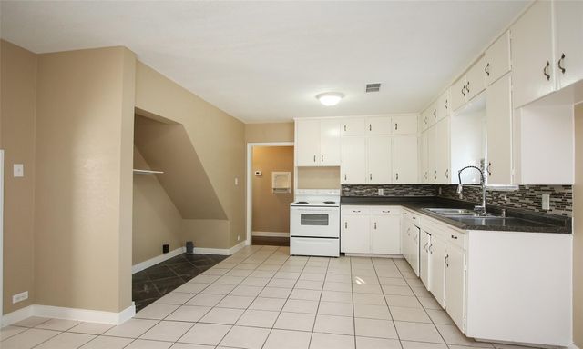 811 10th Avenue N, Texas City, TX 77590