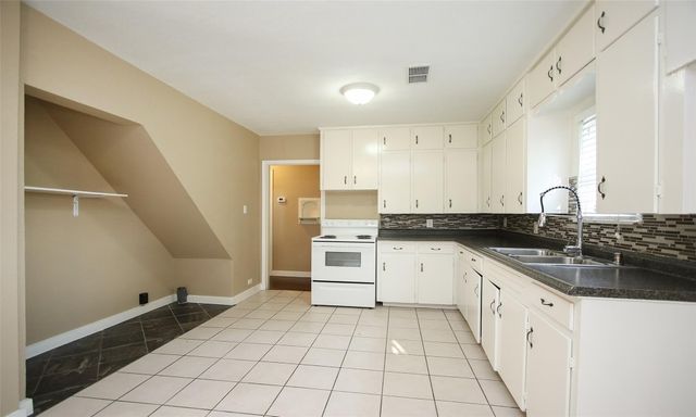 811 10th Avenue N, Texas City, TX 77590