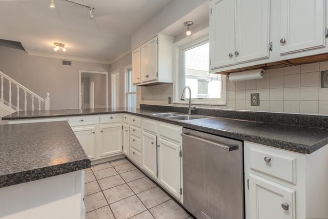 500 COLONIAL RD, Memphis, TN 38117