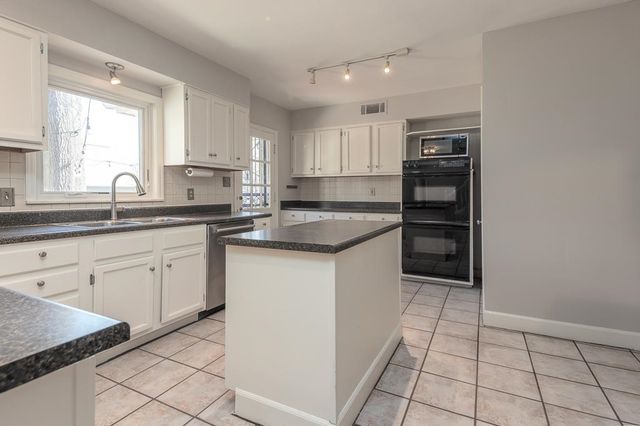 500 COLONIAL RD, Memphis, TN 38117