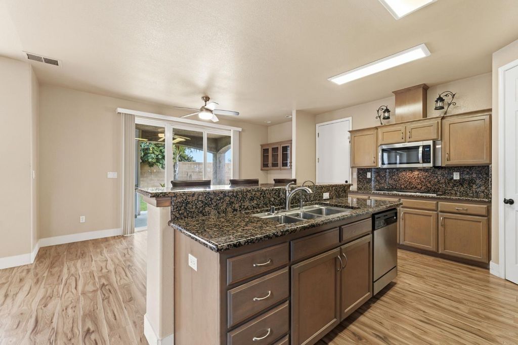 Image 17 of property listing at 745 E Esraelian Ave, Fowler, CA 93625