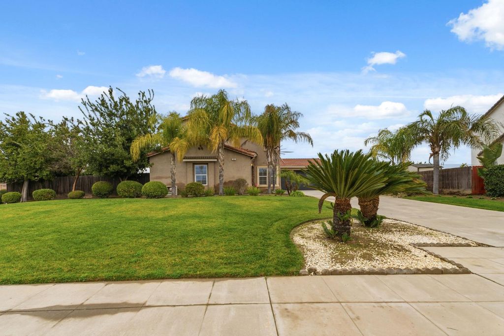 Image 3 of property listing at 745 E Esraelian Ave, Fowler, CA 93625