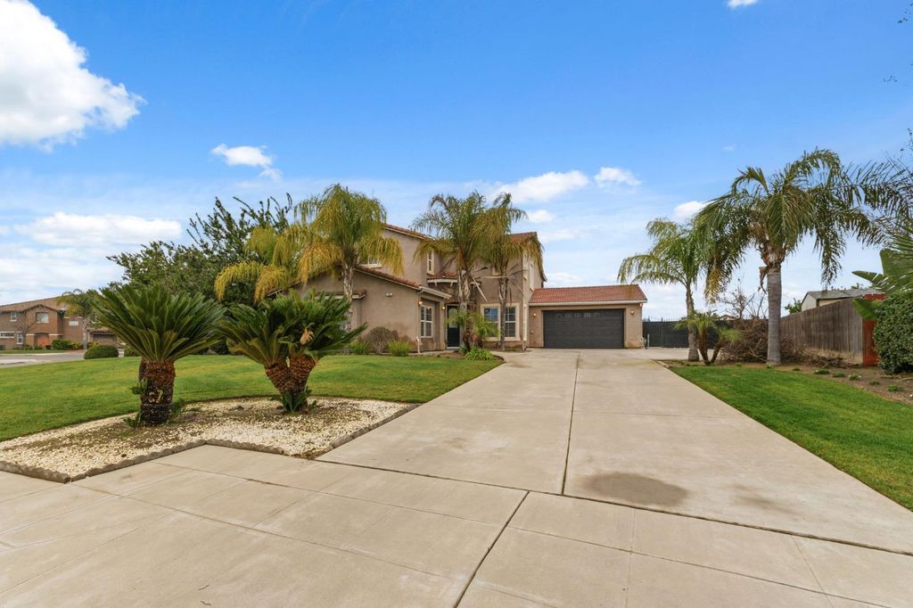 Image 5 of property listing at 745 E Esraelian Ave, Fowler, CA 93625