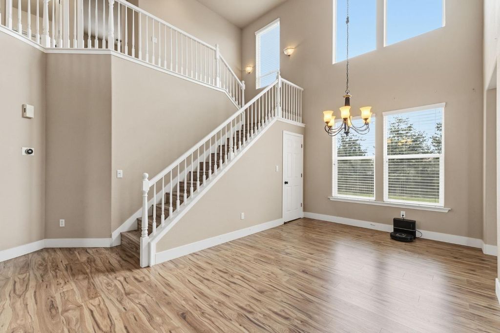 Image 8 of property listing at 745 E Esraelian Ave, Fowler, CA 93625