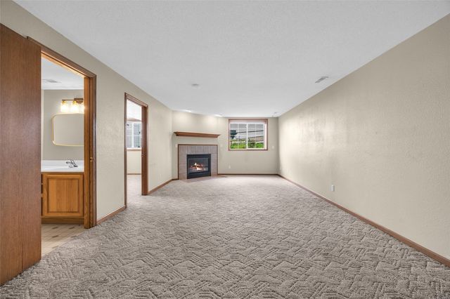 755 Deerfield Ddr, Marion, IA 52302