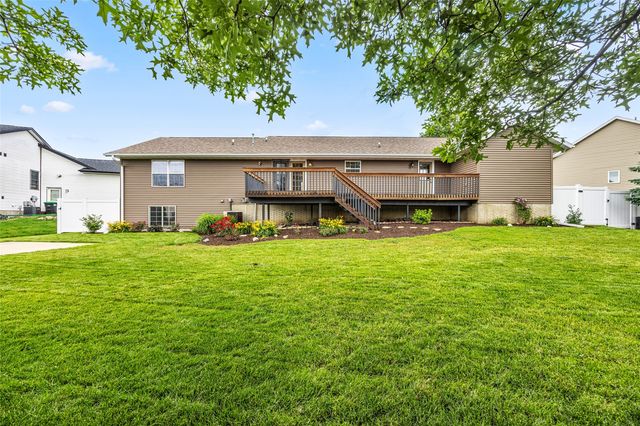 755 Deerfield Ddr, Marion, IA 52302