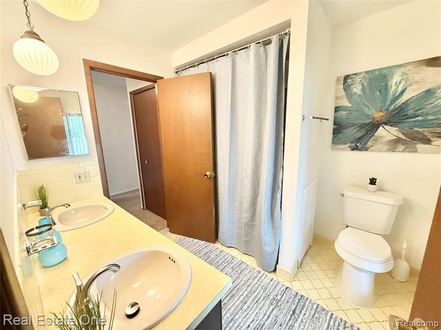 2233 Mellowood Drive, Sterling Heights, MI 48310