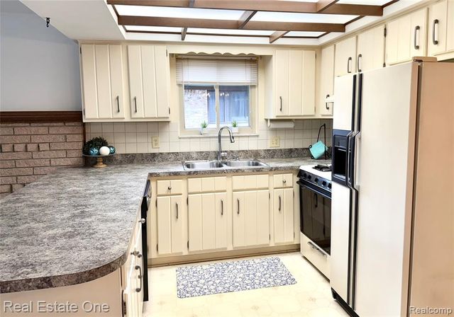 2233 Mellowood Drive, Sterling Heights, MI 48310