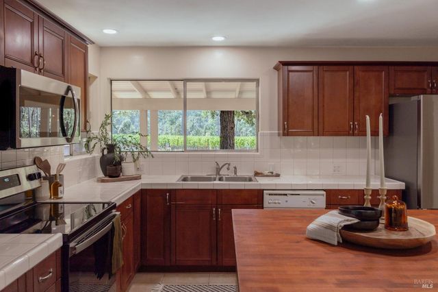 1050 White Cottage Rd N, Angwin, CA 94508