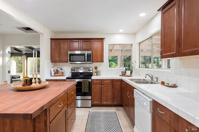1050 White Cottage Rd N, Angwin, CA 94508
