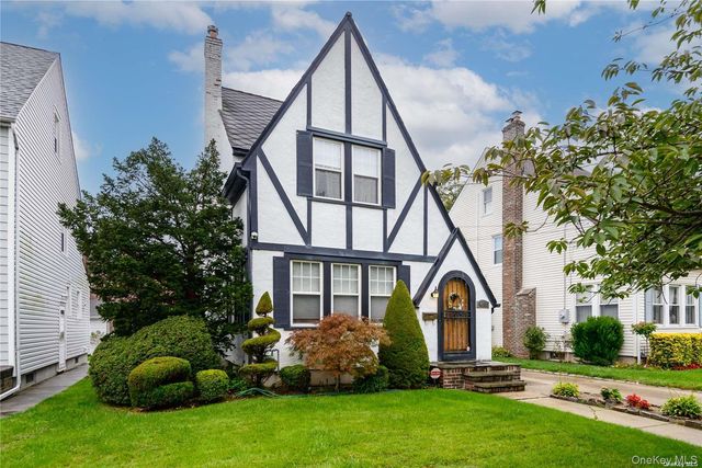 425 Marcellus Road, Mineola, NY 11501