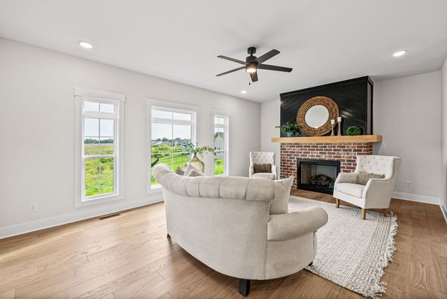 914 Bankside Dr, Clarksville, TN 37043