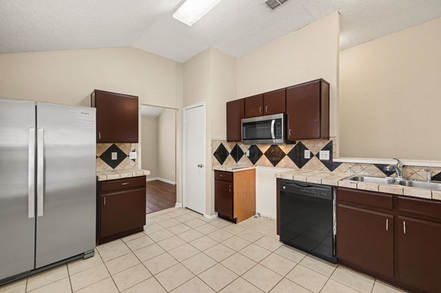 800 Castlewick Court, Arlington, TX 76018