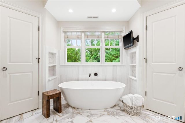 25 Adams Lane, New Canaan, CT 06840