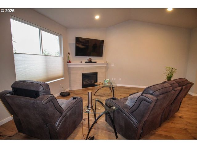 1683 S QUARTZ Dr, Cornelius, OR 97113