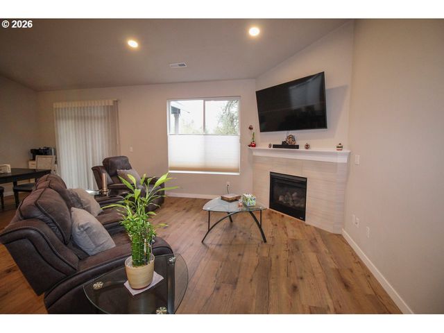 1683 S QUARTZ Dr, Cornelius, OR 97113