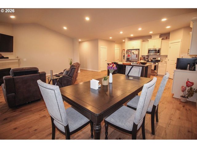 1683 S QUARTZ Dr, Cornelius, OR 97113