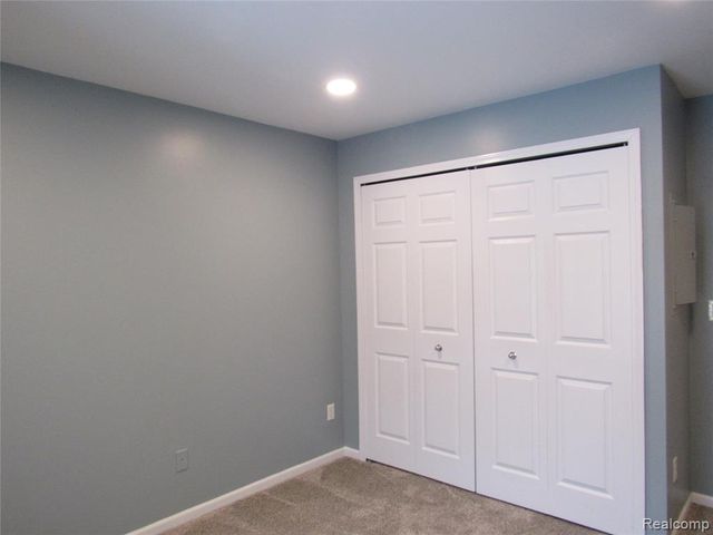 798 Amberly Drive B, Waterford, MI 48328