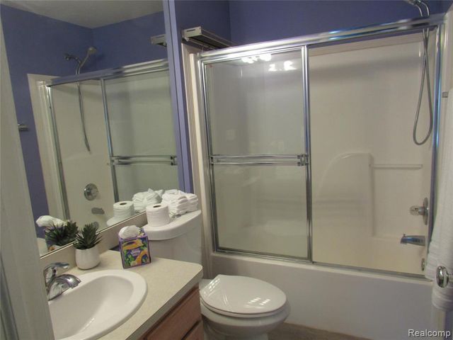 798 Amberly Drive B, Waterford, MI 48328