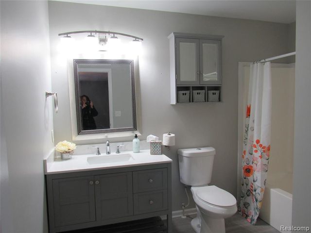 798 Amberly Drive B, Waterford, MI 48328