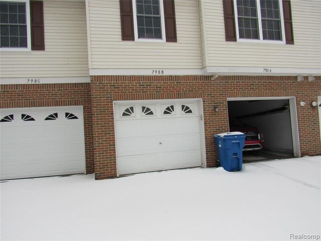 798 Amberly Drive B, Waterford, MI 48328