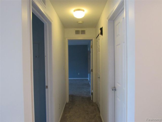 798 Amberly Drive B, Waterford, MI 48328