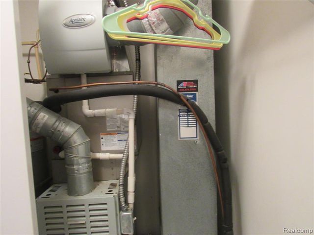 798 Amberly Drive B, Waterford, MI 48328